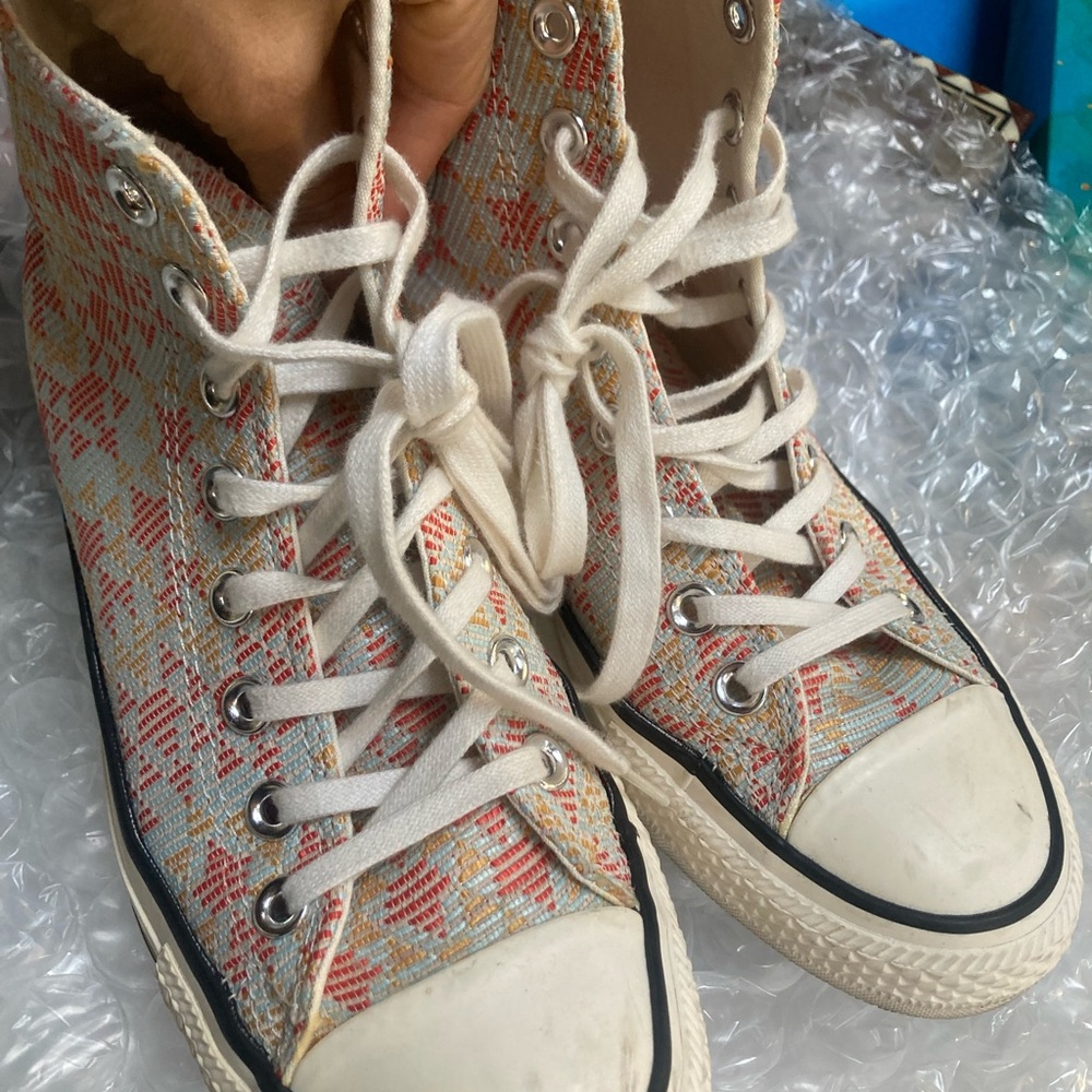 Like new women’s 8.5 high top Converse - Picture 5 of 13